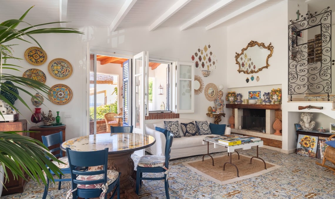 una-villa-affacciata-sul-mediterraneo-rivive-in-stile-fusion