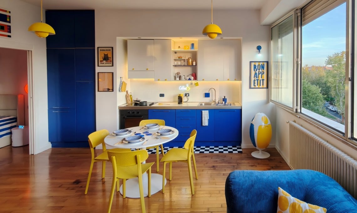 una-casa-eclettica-e-creativa-in-giallo-e-blu