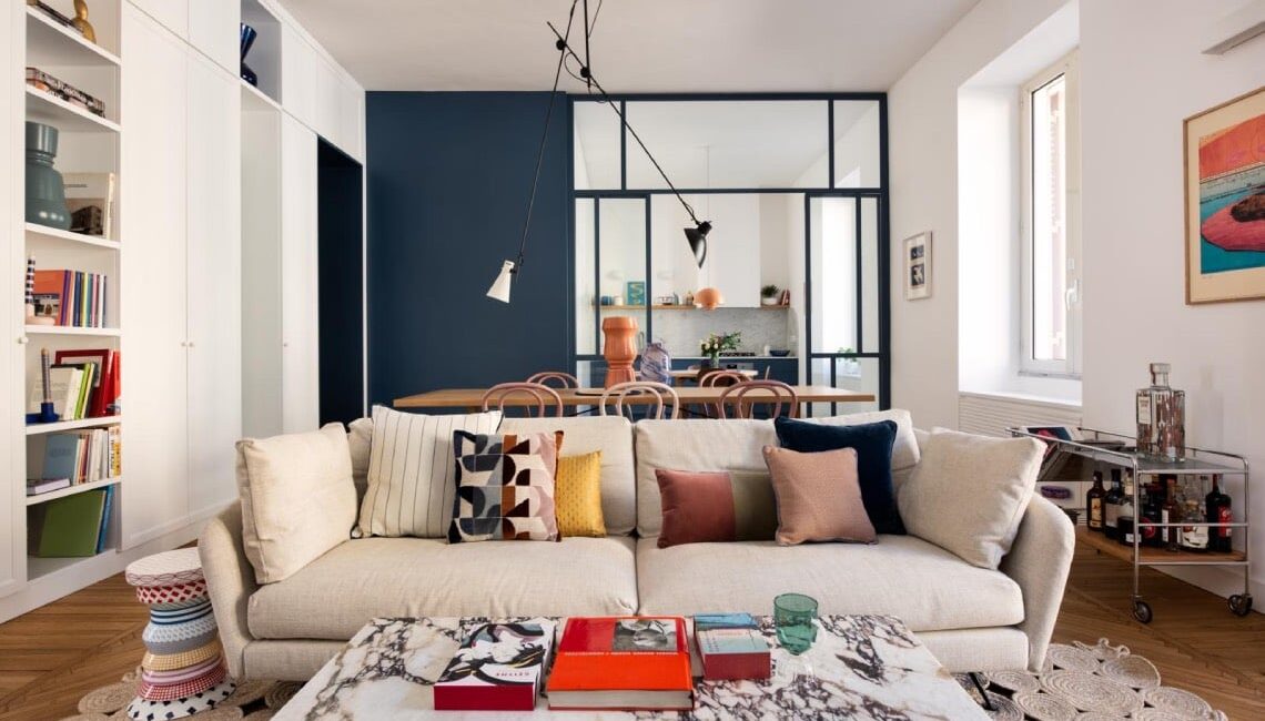 una-casa-d’epoca-con-una-grande-vetrata-blu-contemporanea