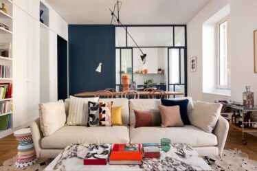 una-casa-d’epoca-con-una-grande-vetrata-blu-contemporanea