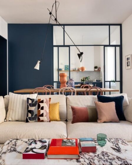 una-casa-d’epoca-con-una-grande-vetrata-blu-contemporanea