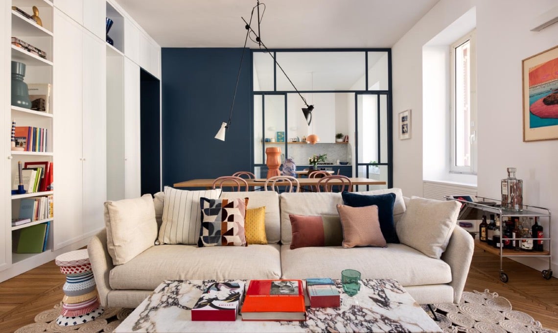 una-casa-d’epoca-con-una-grande-vetrata-blu-contemporanea