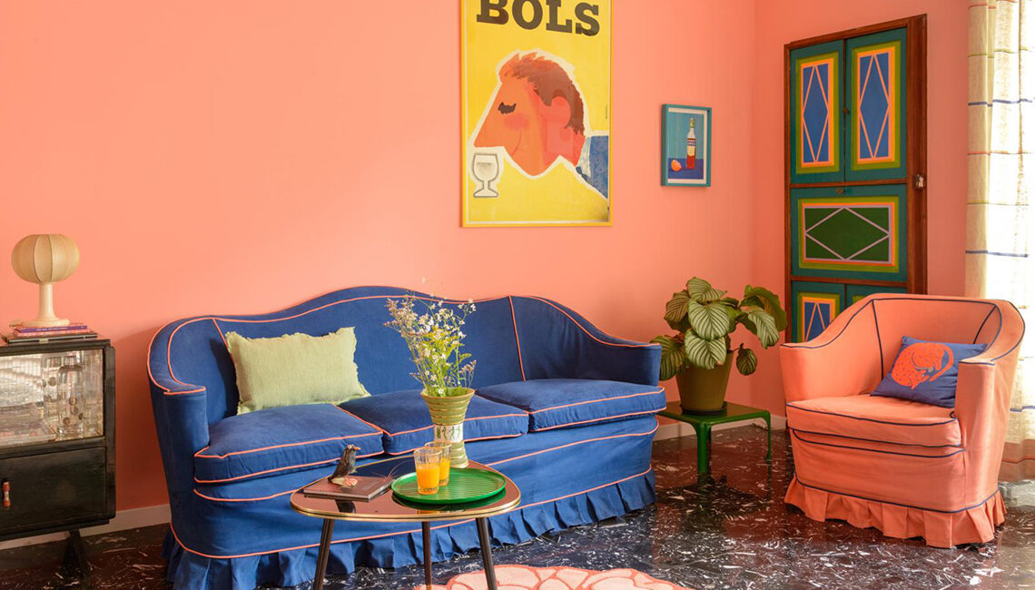 come-usare-colori-vivaci-e-carte-da-parati-per-dare-carattere-alla-casa