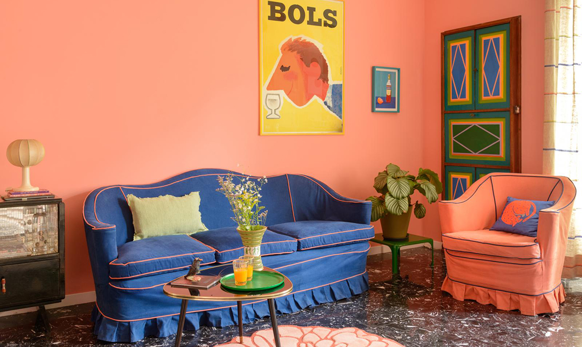 come-usare-colori-vivaci-e-carte-da-parati-per-dare-carattere-alla-casa