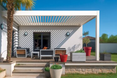 la-pergola-bioclimatica-addossata-alla-casa