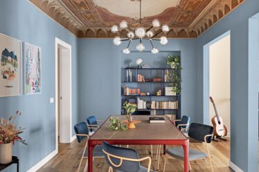 la-casa-d’epoca-diventa-moderna-con-le-pareti-azzurro-polvere