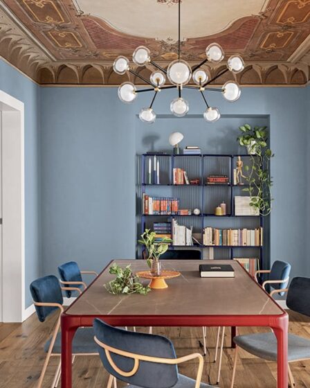 la-casa-d’epoca-diventa-moderna-con-le-pareti-azzurro-polvere