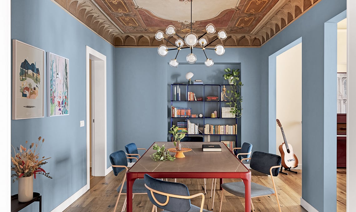 la-casa-d’epoca-diventa-moderna-con-le-pareti-azzurro-polvere