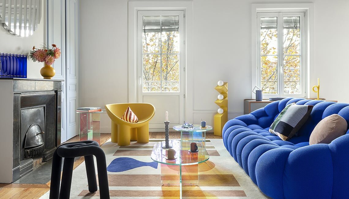 un-appartamento-stile-pop-con-travi-in-legno-e-arredi-colorati