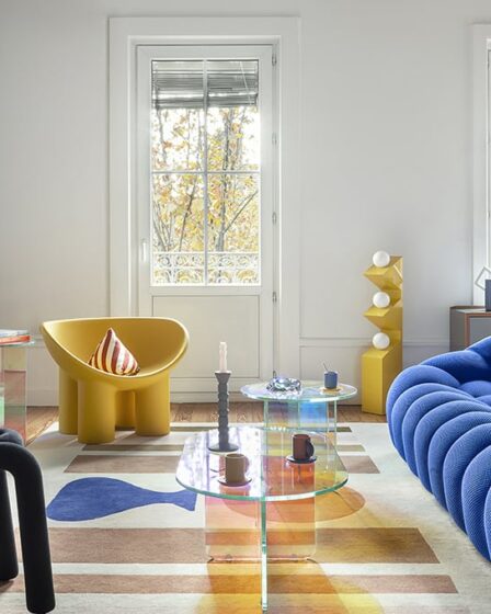 un-appartamento-stile-pop-con-travi-in-legno-e-arredi-colorati