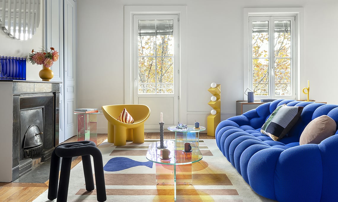 un-appartamento-stile-pop-con-travi-in-legno-e-arredi-colorati