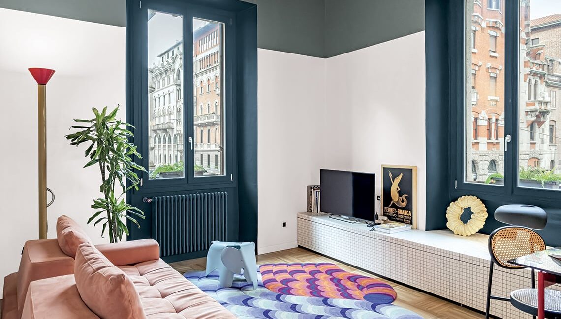 cucina-passante-e-doccia-in-corridoio:-la-mini-casa-che-rompe-gli-schemi