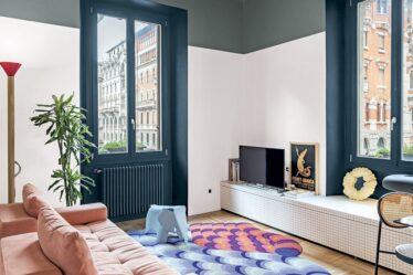 cucina-passante-e-doccia-in-corridoio:-la-mini-casa-che-rompe-gli-schemi