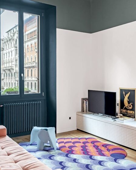 cucina-passante-e-doccia-in-corridoio:-la-mini-casa-che-rompe-gli-schemi