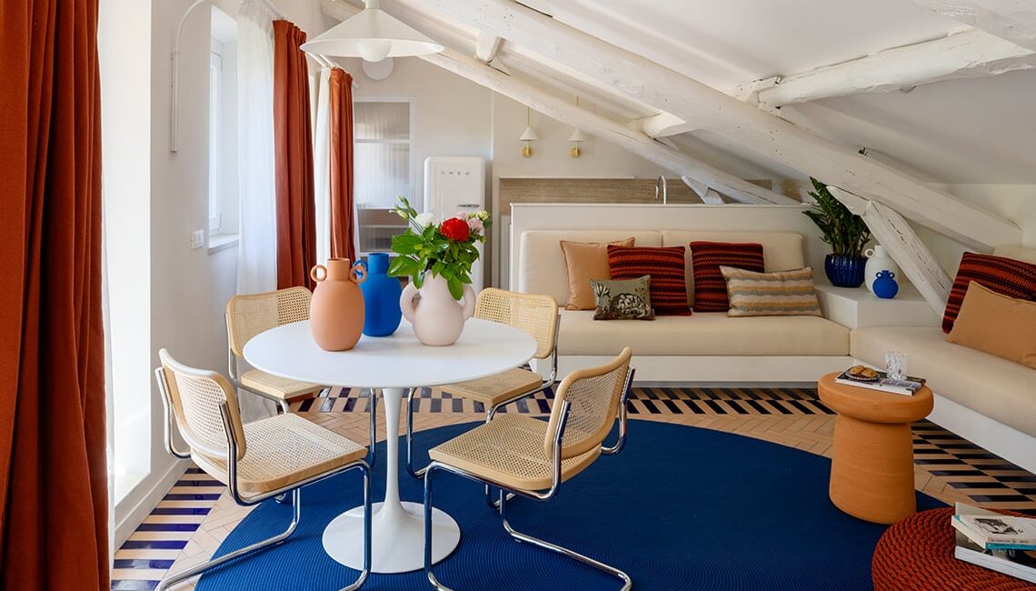 una-mansarda-con-arredi-in-muratura-al-posto-delle-pareti