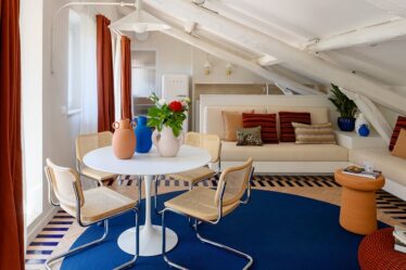 una-mansarda-con-arredi-in-muratura-al-posto-delle-pareti