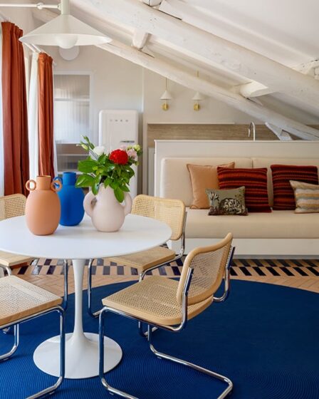 una-mansarda-con-arredi-in-muratura-al-posto-delle-pareti