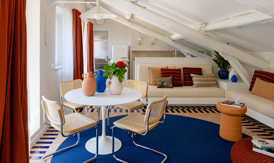 una-mansarda-con-arredi-in-muratura-al-posto-delle-pareti