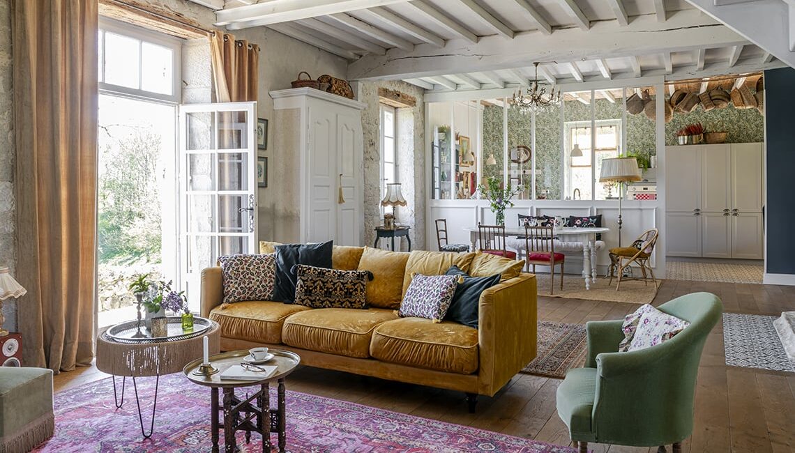 da-rustico-a-chic:-una-casa-di-campagna-con-carte-da-parati-floreali-e-mobili-vintage