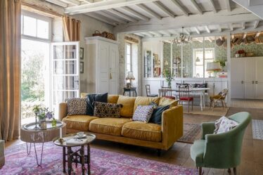 da-rustico-a-chic:-una-casa-di-campagna-con-carte-da-parati-floreali-e-mobili-vintage