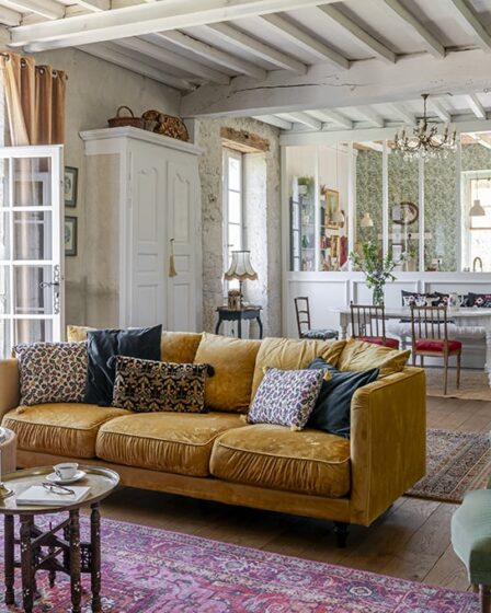 da-rustico-a-chic:-una-casa-di-campagna-con-carte-da-parati-floreali-e-mobili-vintage