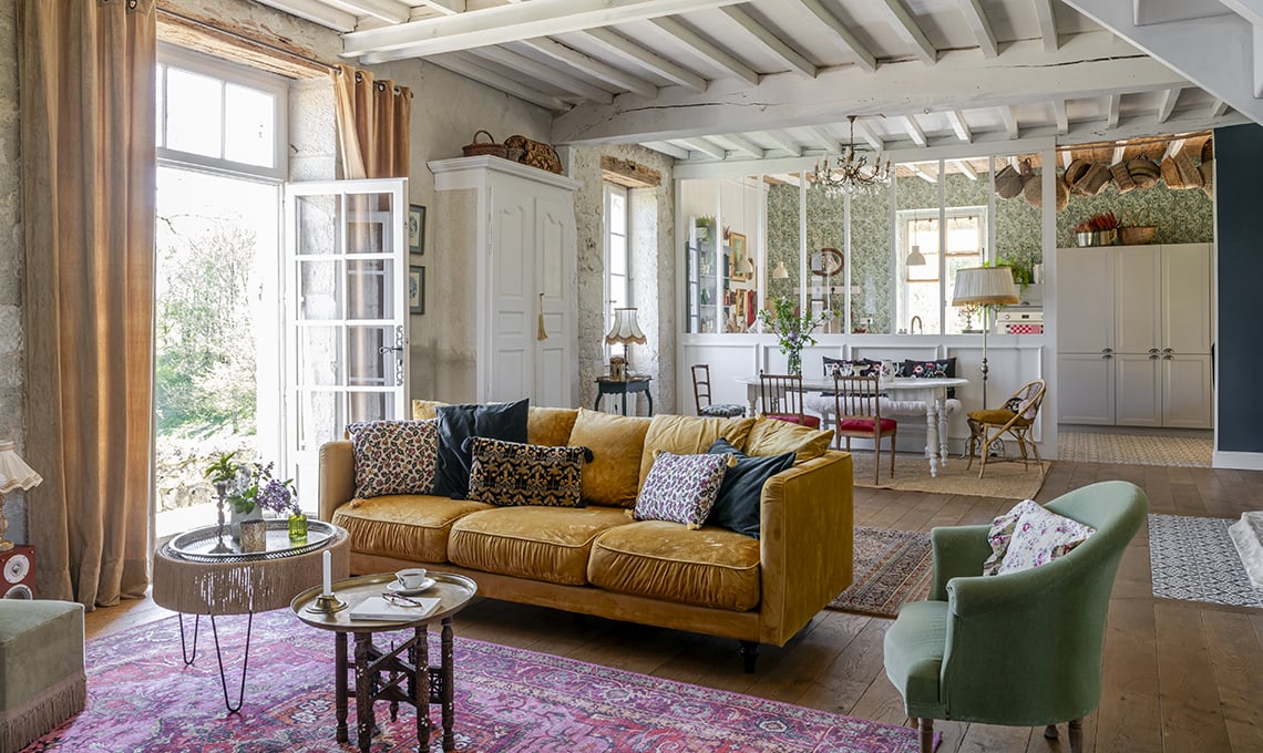 da-rustico-a-chic:-una-casa-di-campagna-con-carte-da-parati-floreali-e-mobili-vintage