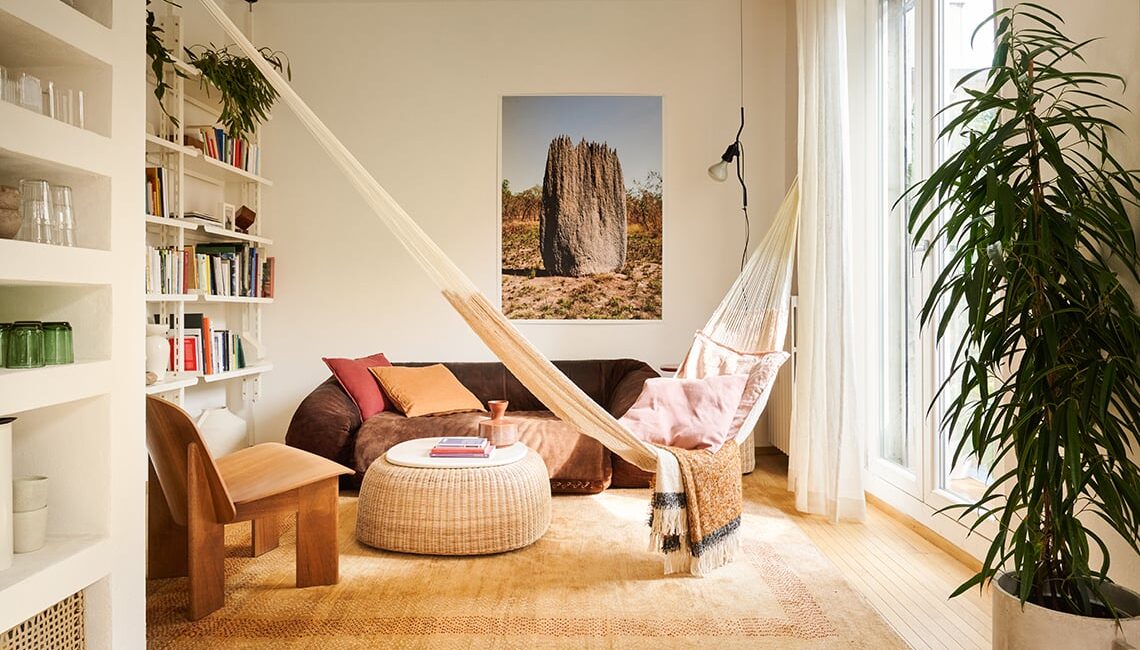 stile-cabane:-una-casa-luminosa-con-terrazzo,-materiali-naturali-e-spazi-fluidi