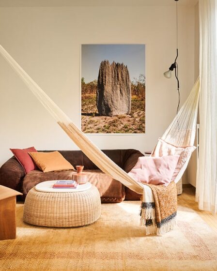 stile-cabane:-una-casa-luminosa-con-terrazzo,-materiali-naturali-e-spazi-fluidi