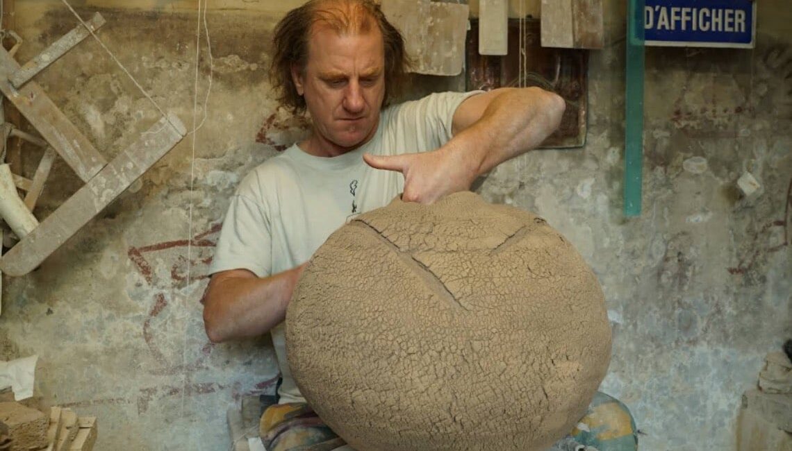 terry-davies:-l’artista-che-trasforma-il-gres-in-una-texture-‘viva’