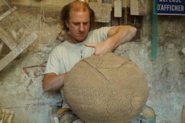 terry-davies:-l’artista-che-trasforma-il-gres-in-una-texture-‘viva’