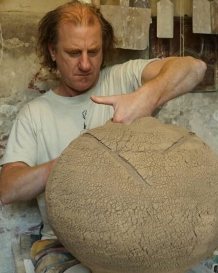 terry-davies:-l’artista-che-trasforma-il-gres-in-una-texture-‘viva’