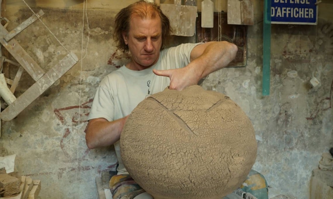 terry-davies:-l’artista-che-trasforma-il-gres-in-una-texture-‘viva’