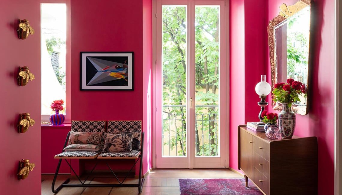 pareti-rosa-e-carta-da-parati-sul-soffitto-per-uno-stile-eclettico