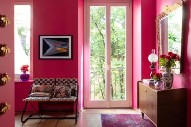 pareti-rosa-e-carta-da-parati-sul-soffitto-per-uno-stile-eclettico