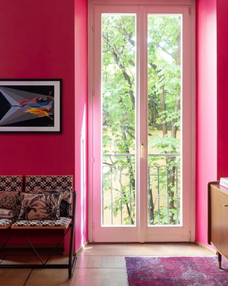 pareti-rosa-e-carta-da-parati-sul-soffitto-per-uno-stile-eclettico