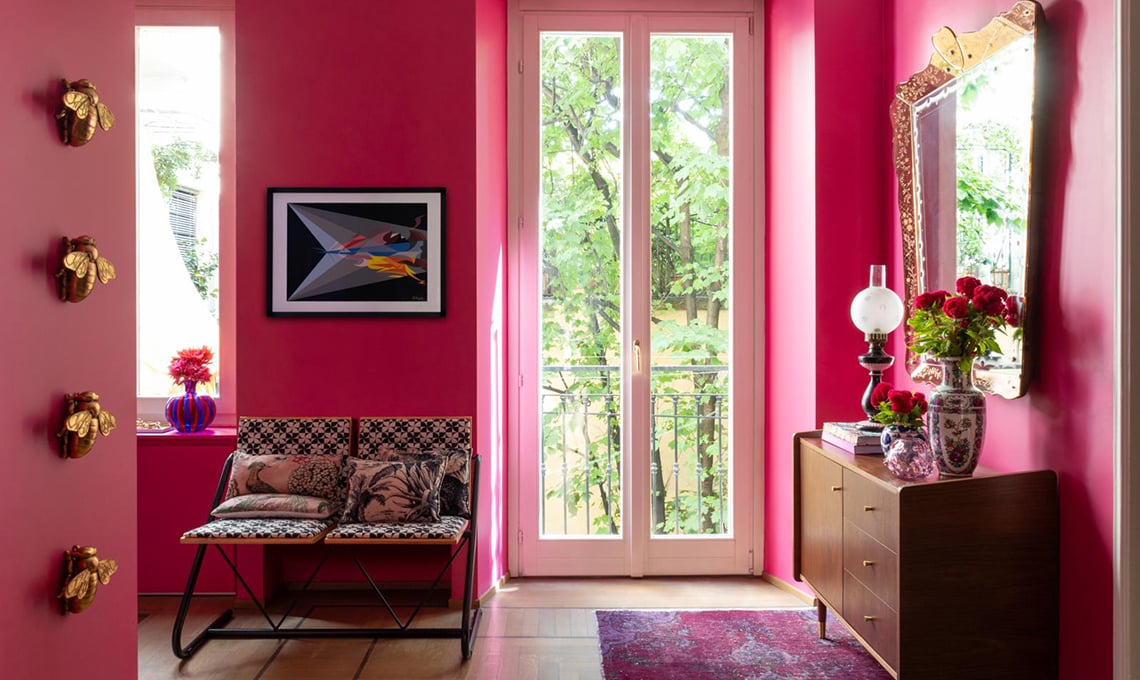 pareti-rosa-e-carta-da-parati-sul-soffitto-per-uno-stile-eclettico