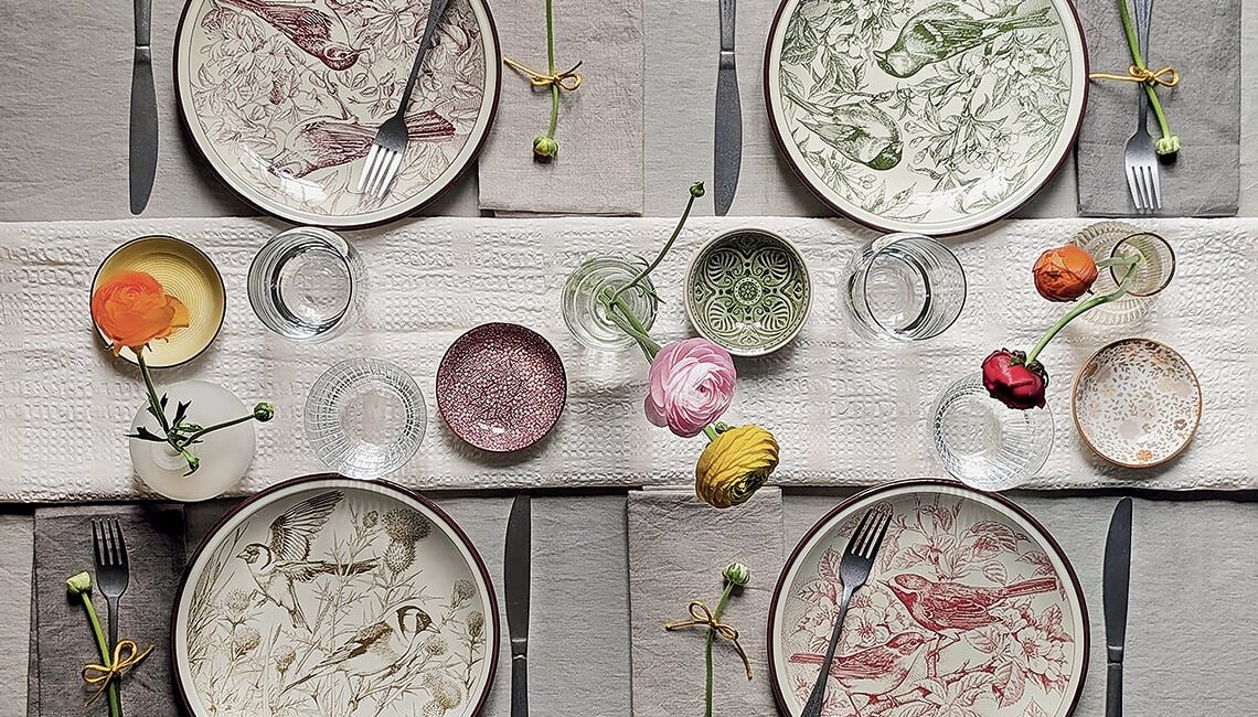 apparecchiare-la-tavola-con-stile:-piatti-decorati-e-fiori-freschi