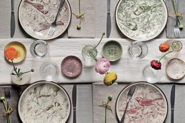 apparecchiare-la-tavola-con-stile:-piatti-decorati-e-fiori-freschi
