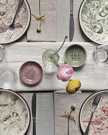 apparecchiare-la-tavola-con-stile:-piatti-decorati-e-fiori-freschi