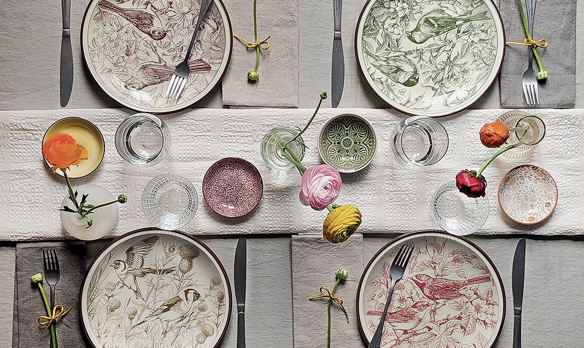 apparecchiare-la-tavola-con-stile:-piatti-decorati-e-fiori-freschi