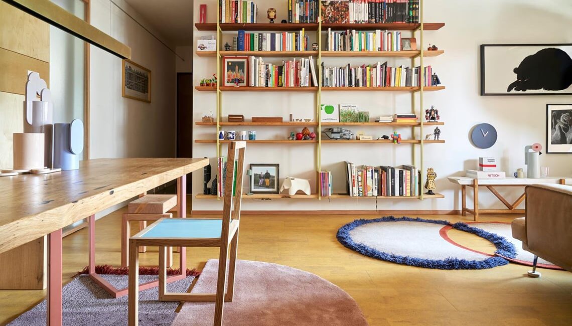 una-casa-moderna-ispirata-al-brutalismo-tra-legni-naturali-e-design-su-misura