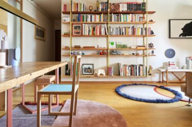 una-casa-moderna-ispirata-al-brutalismo-tra-legni-naturali-e-design-su-misura