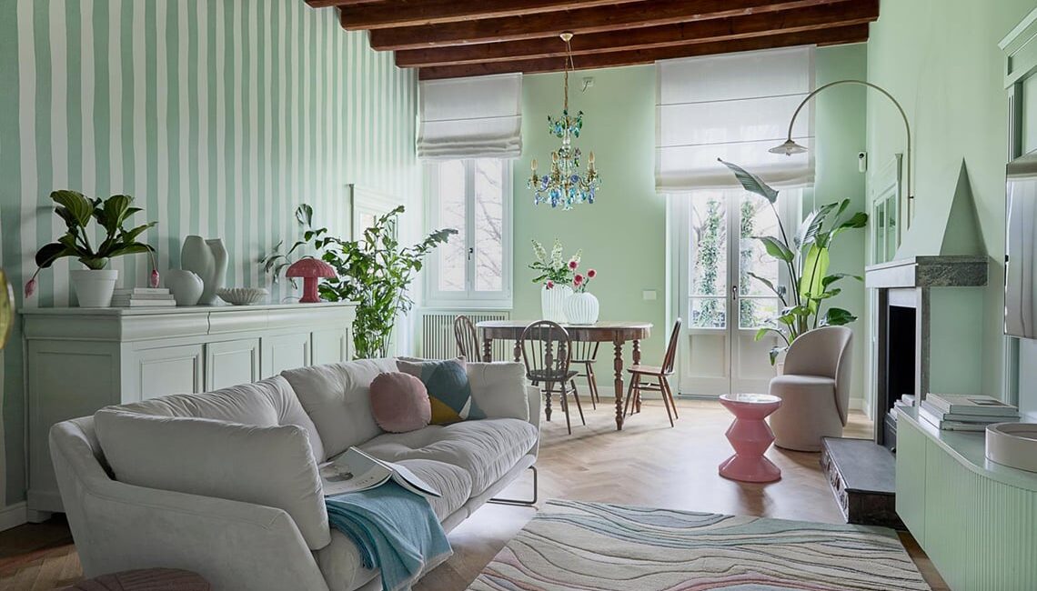 prima-e-dopo:-una-casa-d’epoca-si-trasforma-con-colori-pastello-e-carta-da-parati