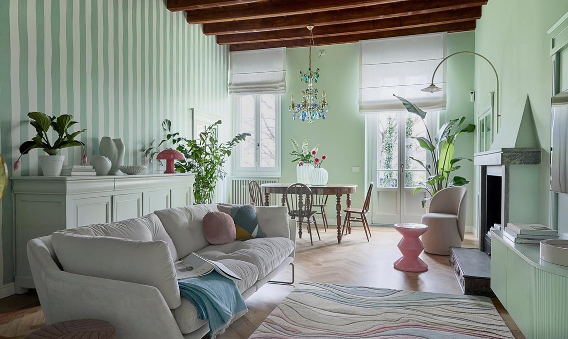 prima-e-dopo:-una-casa-d’epoca-si-trasforma-con-colori-pastello-e-carta-da-parati
