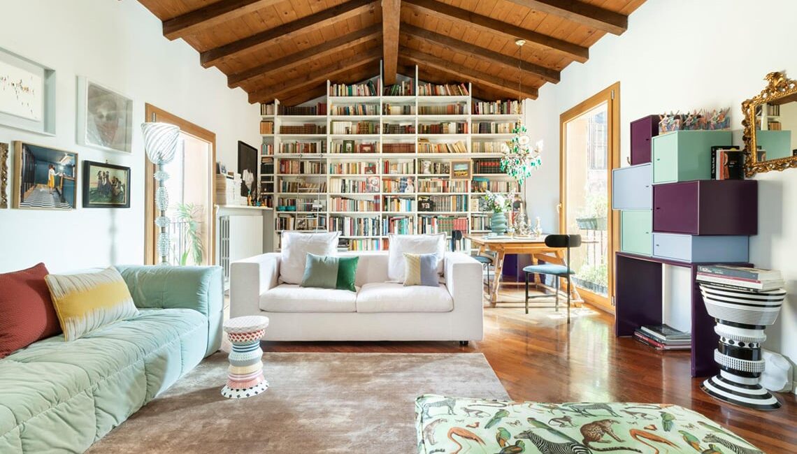 trucchi-eclettici-(e-tanto-verde)-per-stemperare-il-classico-parquet-e-le-travi-in-legno