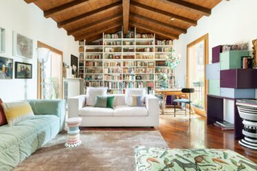 trucchi-eclettici-(e-tanto-verde)-per-stemperare-il-classico-parquet-e-le-travi-in-legno