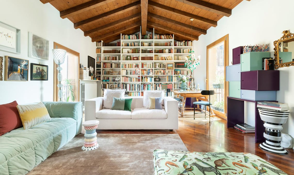 trucchi-eclettici-(e-tanto-verde)-per-stemperare-il-classico-parquet-e-le-travi-in-legno