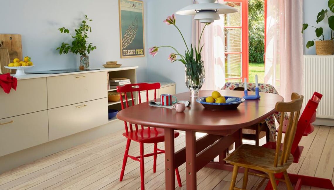 in-una-casa-danese:-colori-pastello-e-quel-tocco-di-rosso-inaspettato-che-rende-piu-interessanti-gli-interni