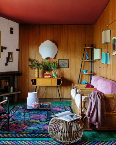 una-villa-anni-’60-tra-arredi-vintage,-carte-da-parati-e-tanto-colore