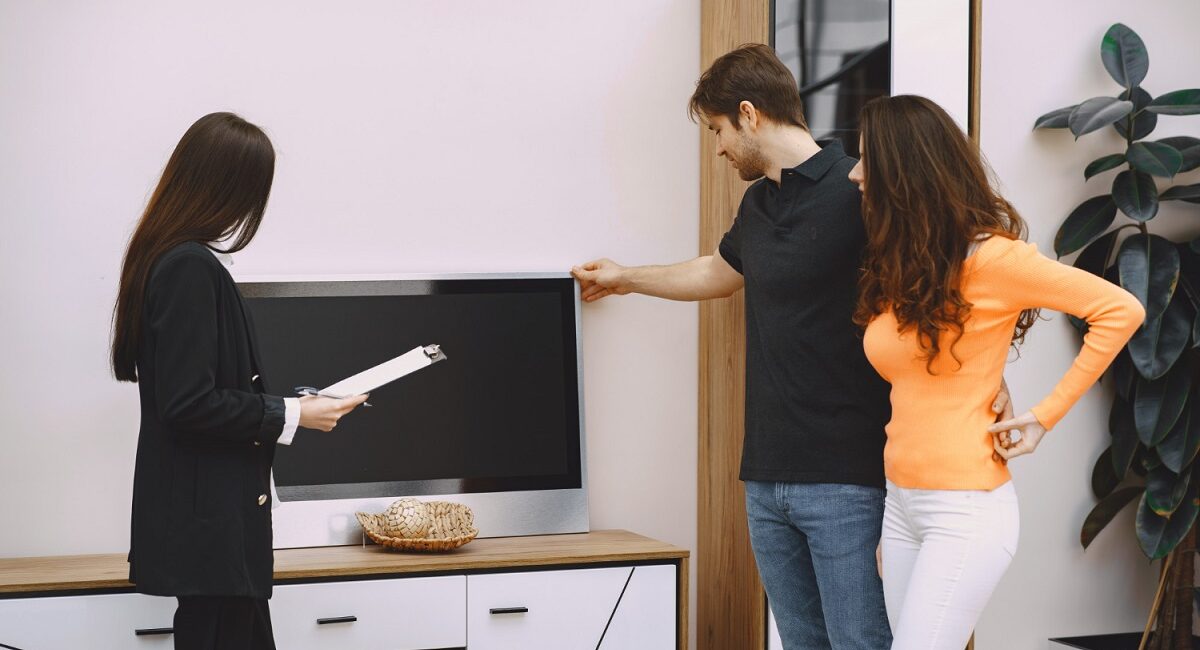 come-nascondere-e-organizzare-i-cavi-dei-dispositivi-elettronici-nel-living